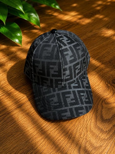 כובע FENDI